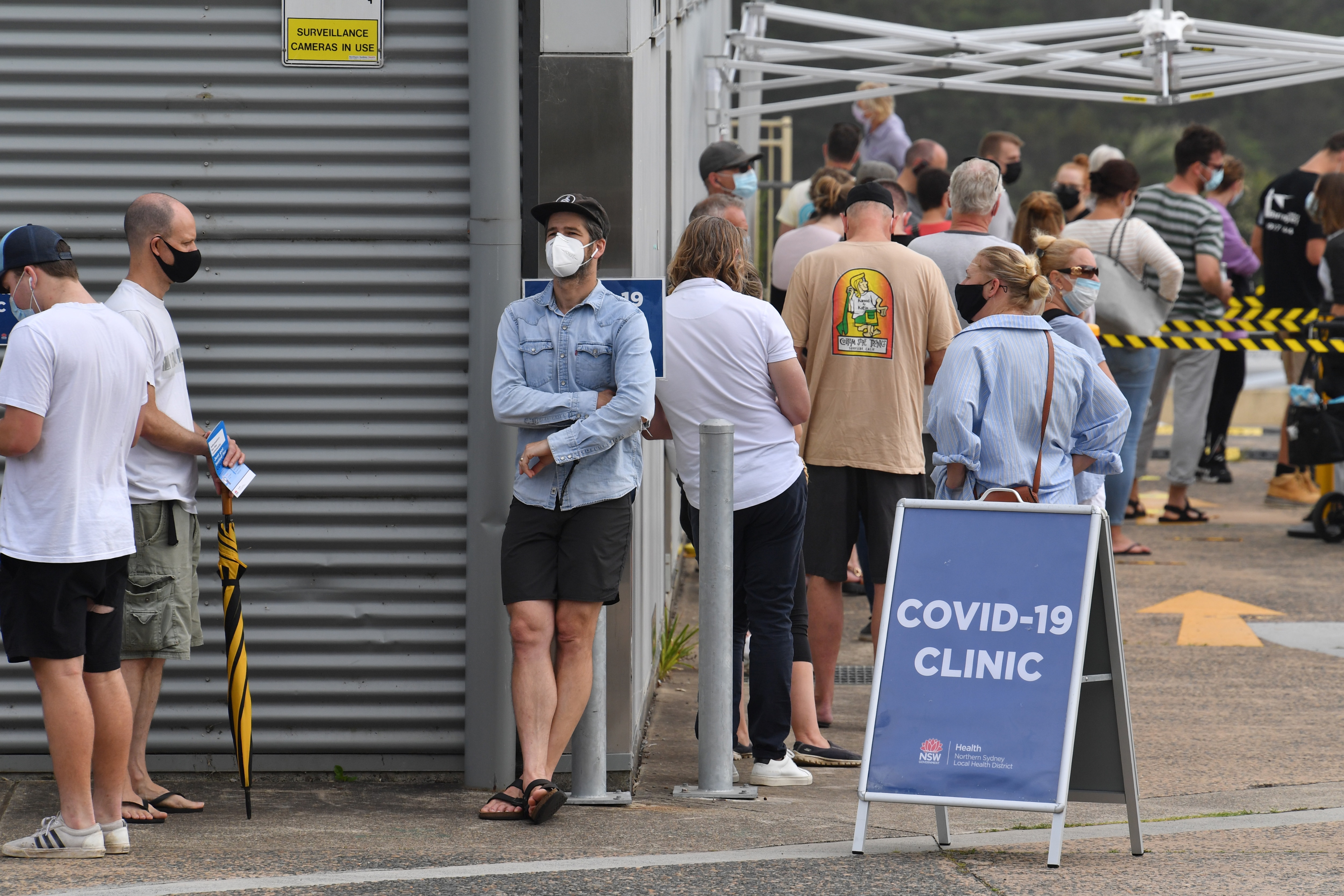يصطف الأشخاص لإجراء اختبار COVID-19 في عيادة مستشفى Mona Vale في الشواطئ الشمالية في سيدني. 