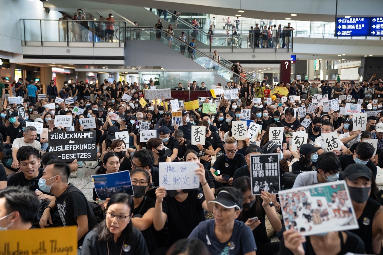 Hong Kong protesters rally at airport to 'educate' visitors | SBS News1280 x 853