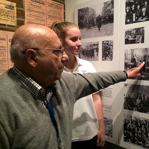 Das JHC als Ort, an dem Generationen aufeinandertreffen: Schüler erhalten die Möglichkeit, von Überlebenden über den Holocaust zu lernen.