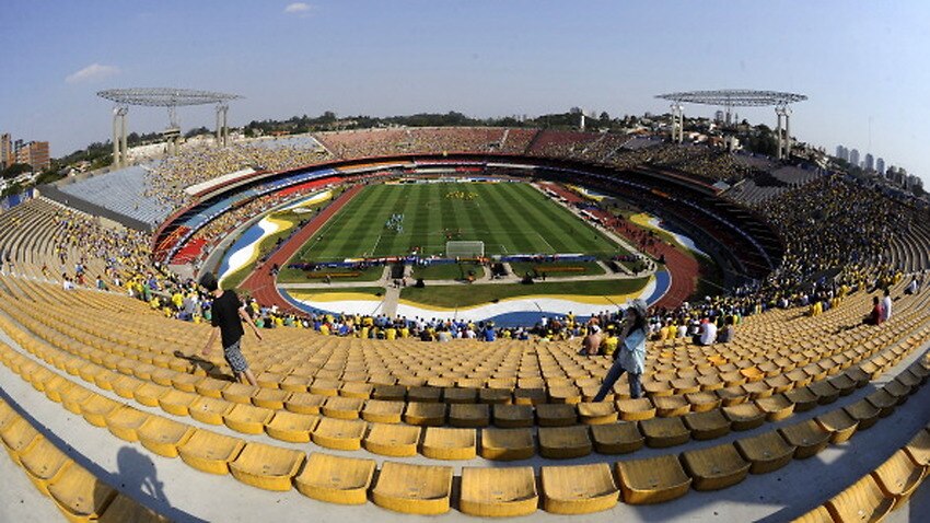 Fan dies after falling off football stadium in Brazil | The World Game