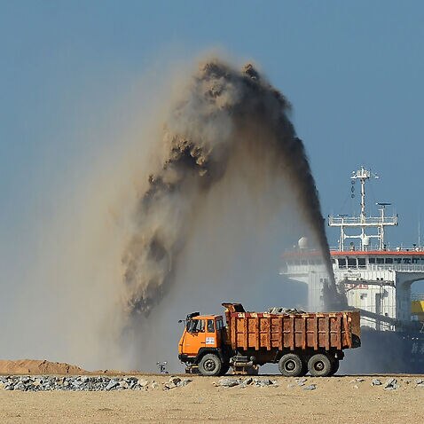 Ảnh minh họa: Một tàu hút cát của Trung Quốc dùng cho kế hoạch lấn biển ở Colombo, Sri Lanka.