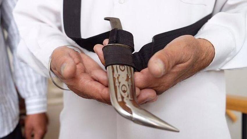SBS Language | Sikh Kirpan on school grounds stirs controversy