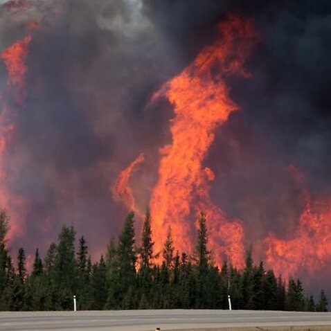Oil Sands Blaze Forces 80,000 Canadians to Flee Their Homes