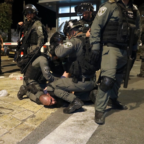 Israelische Grenzpolizisten nehmen einen palästinensischen Demonstranten bei Zusammenstößen mit palästinensischen Demonstranten am Freitag, den 7. Mai 2021, in Ostjerusalem fest.