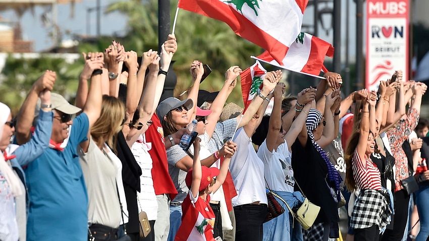 Картинки по запросу With Lebanon in deadlock, protesters form human chain