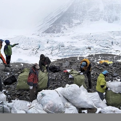 'The jam of climbers': Death toll hits 10 in Everest overcrowding ...