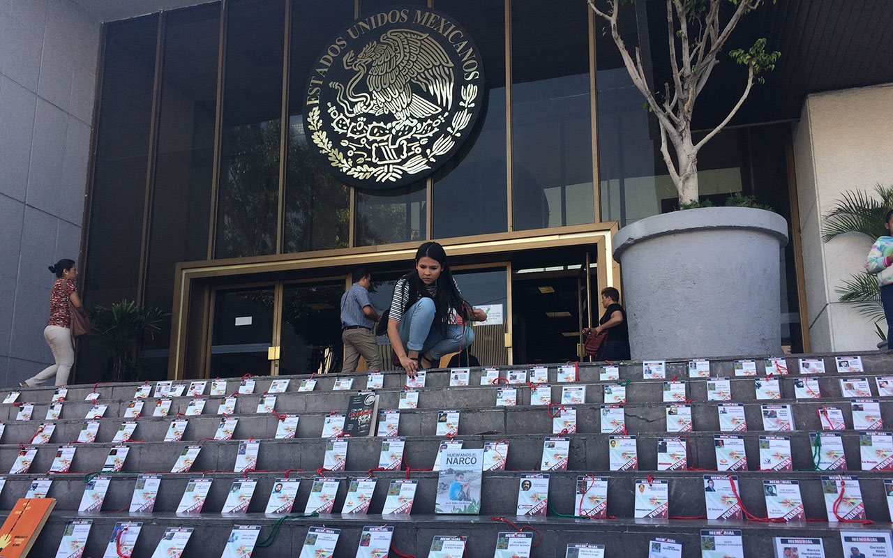 Journalists lay down the press credentials of their murdered  colleagues in Mexican states.