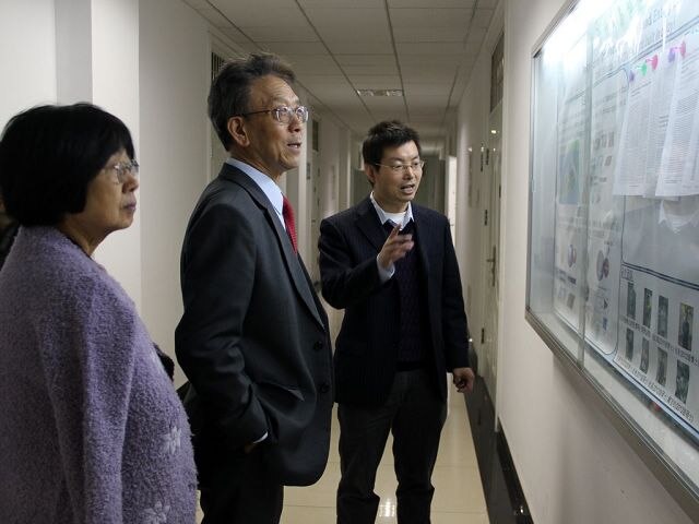 Hua Kun Liu and Shi Xue Dou visited Beijing Institute of Technology in 2014.