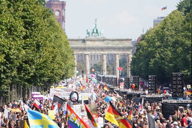 Berlin Police Break Up Mass Protest Against Coronavirus Restrictions ...