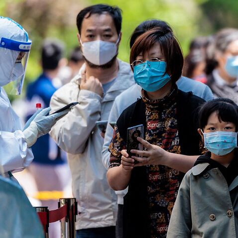 中國上海一住宅區封鎖，居民排隊接受新冠檢測。2022年4月16日。