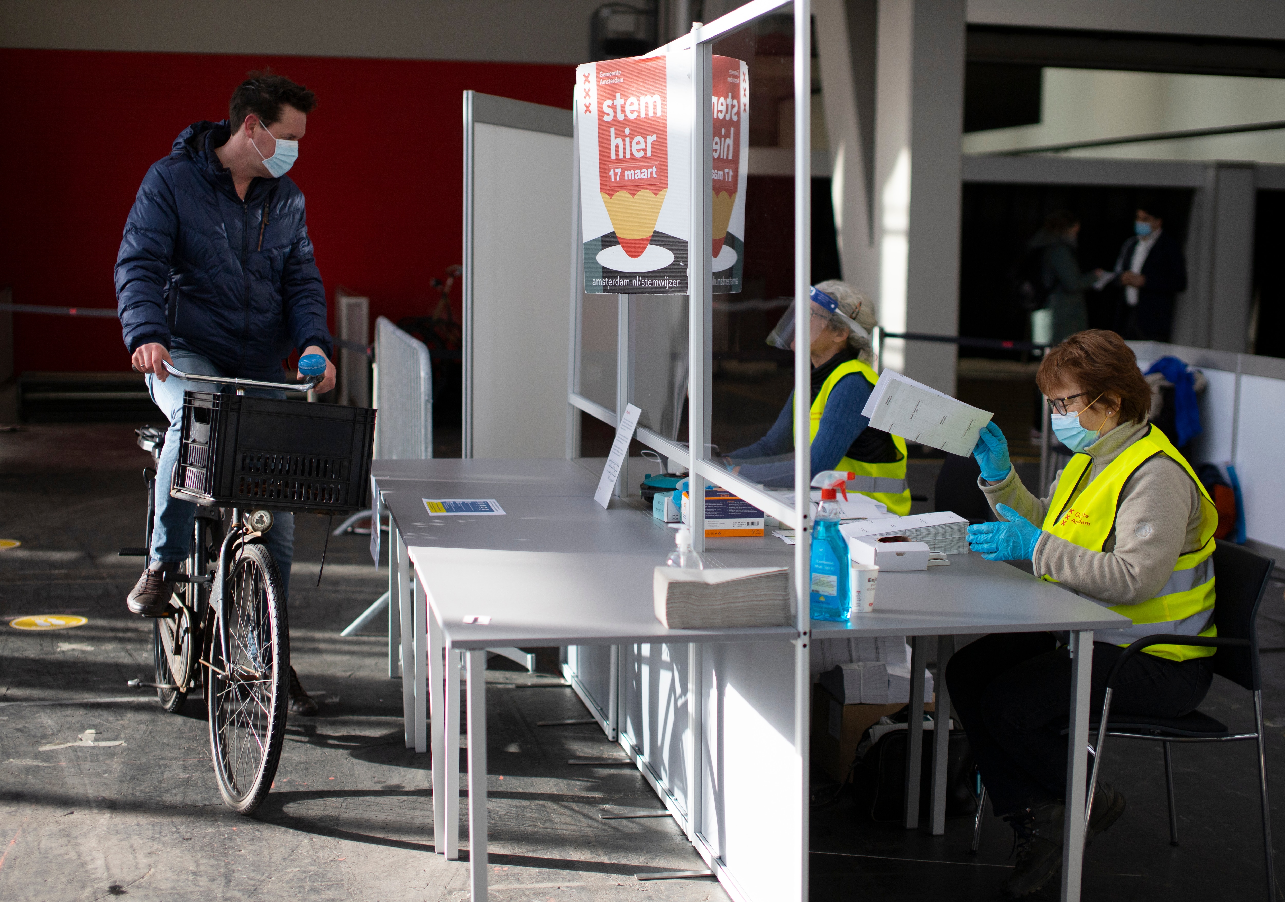 15 maart 2021 Een man komt zijn stembiljet sturen via een fietsstembureau in Amsterdam.