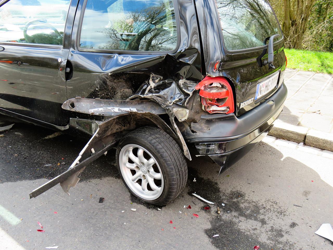 สำหรับในกรณีอุบัติเหตุทางรถยนต์ แต่หากมีผู้บาดเจ็บ หรือรถยนต์ที่ประสบเหตุกีดขวางการจราจร เราต้องรีบโทรหาทริปเปิลซีโร (000) ทันที