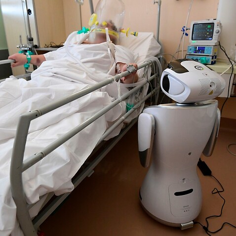 یک ربات در یک بیمارستان
