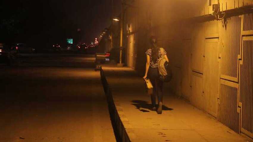 SBS Language | Young Australian women feel unsafe walking alone at night: report