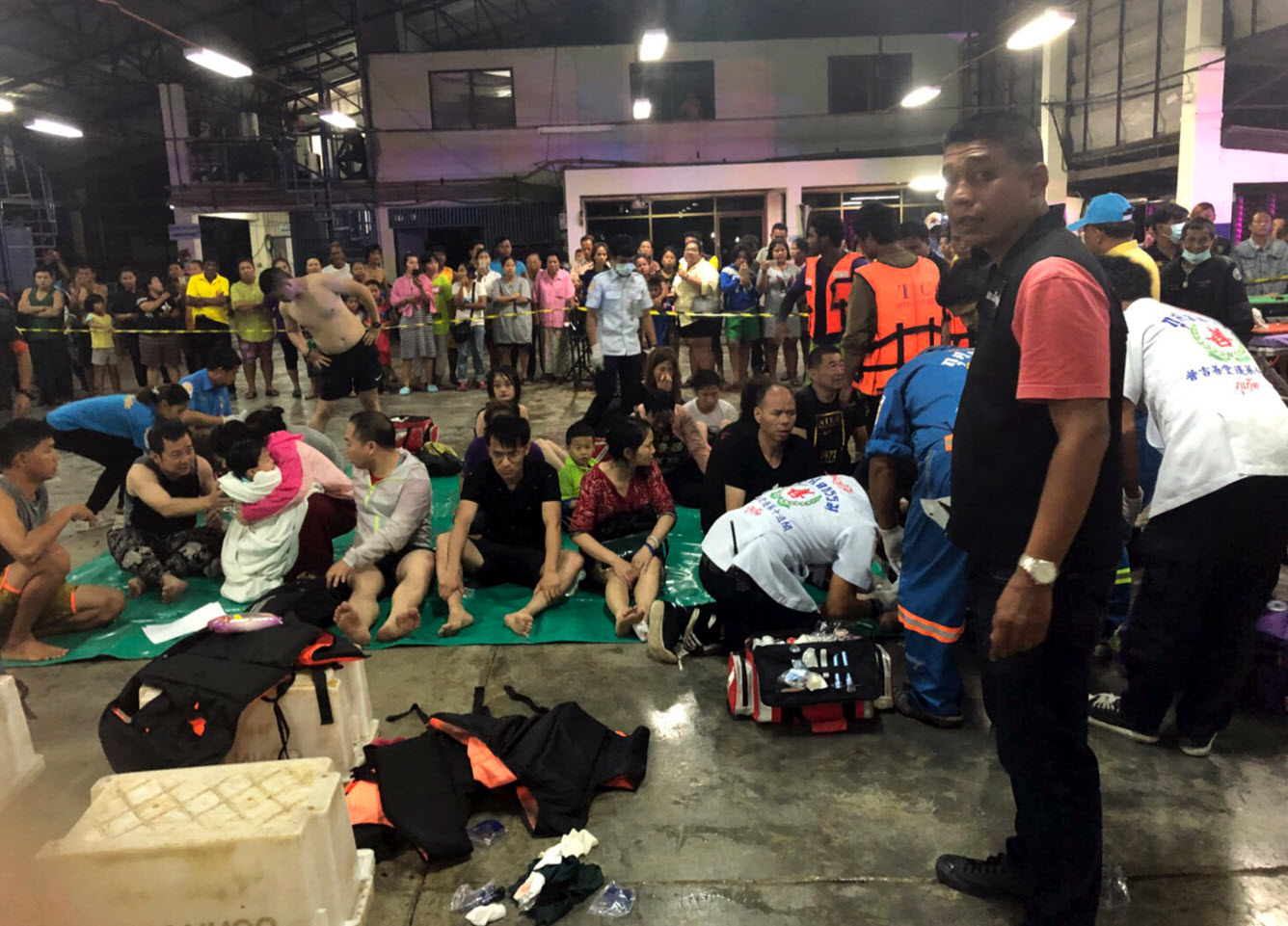 ทีมรักษาพยาบาลเข้าดูแลนักท่องเที่ยวจากเรือดังกล่าว (Image: Royal Thai Police)