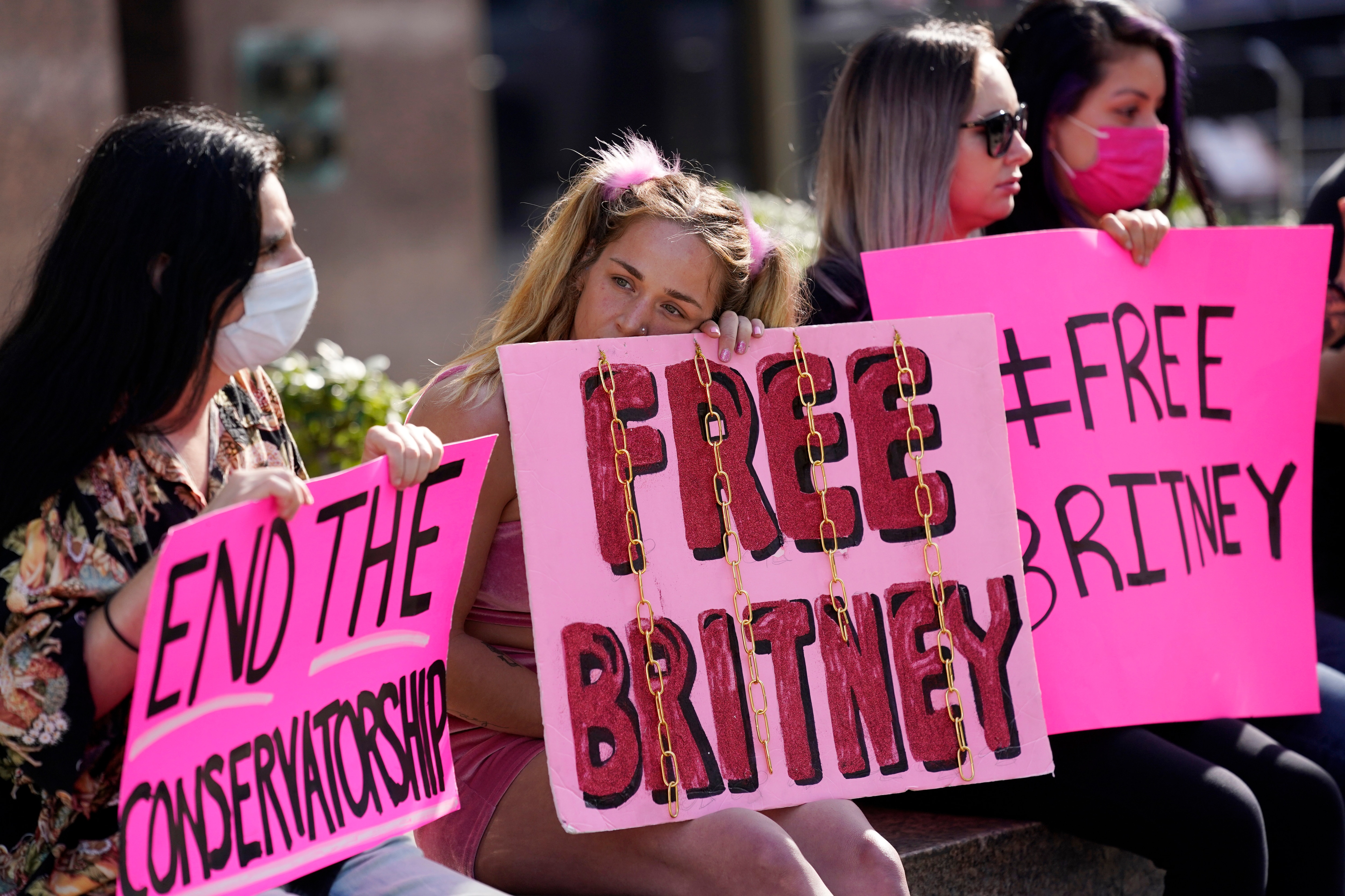 2021 年 2 月 11 日，布兰妮·斯皮尔斯 (Britney Spears) 的支持者在斯坦利·马斯克 (Stanley Musk) 法院举行的一场与流行歌手保护相关的法庭听证会外。  