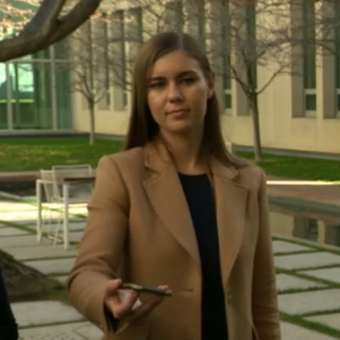 Brittany Higgins (L) neben Michaelia Cash (R) im Parlamentsgebäude in Canberra.