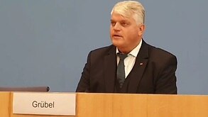 Dân biểu Markus Grübel, Ủy viên Chính phủ Liên bang Đức về Tự Do Tôn Giáo Quốc Tế trình bày tại Quốc Hội Đức bản Phúc Trình thứ hai của chính phủ về tình hình tự do tôn giáo quốc tế