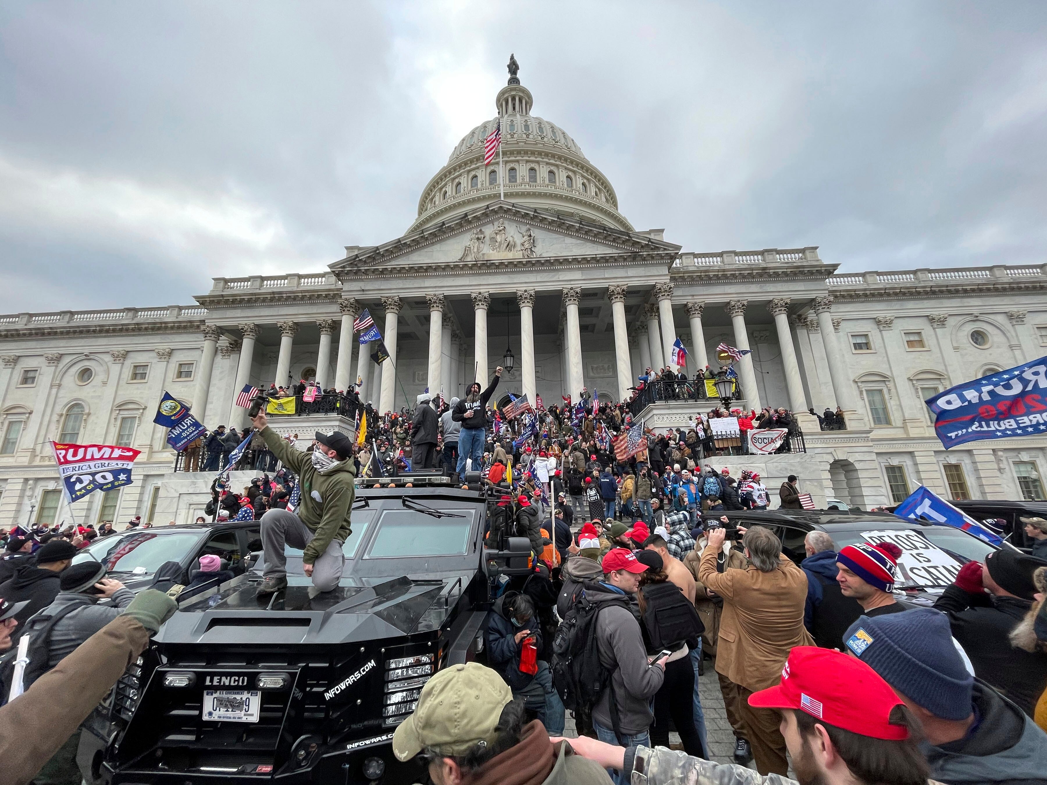 Le Capitole des États-Unis a été violé par des milliers de manifestants lors d'un rassemblement de soutien à Donald Trump.