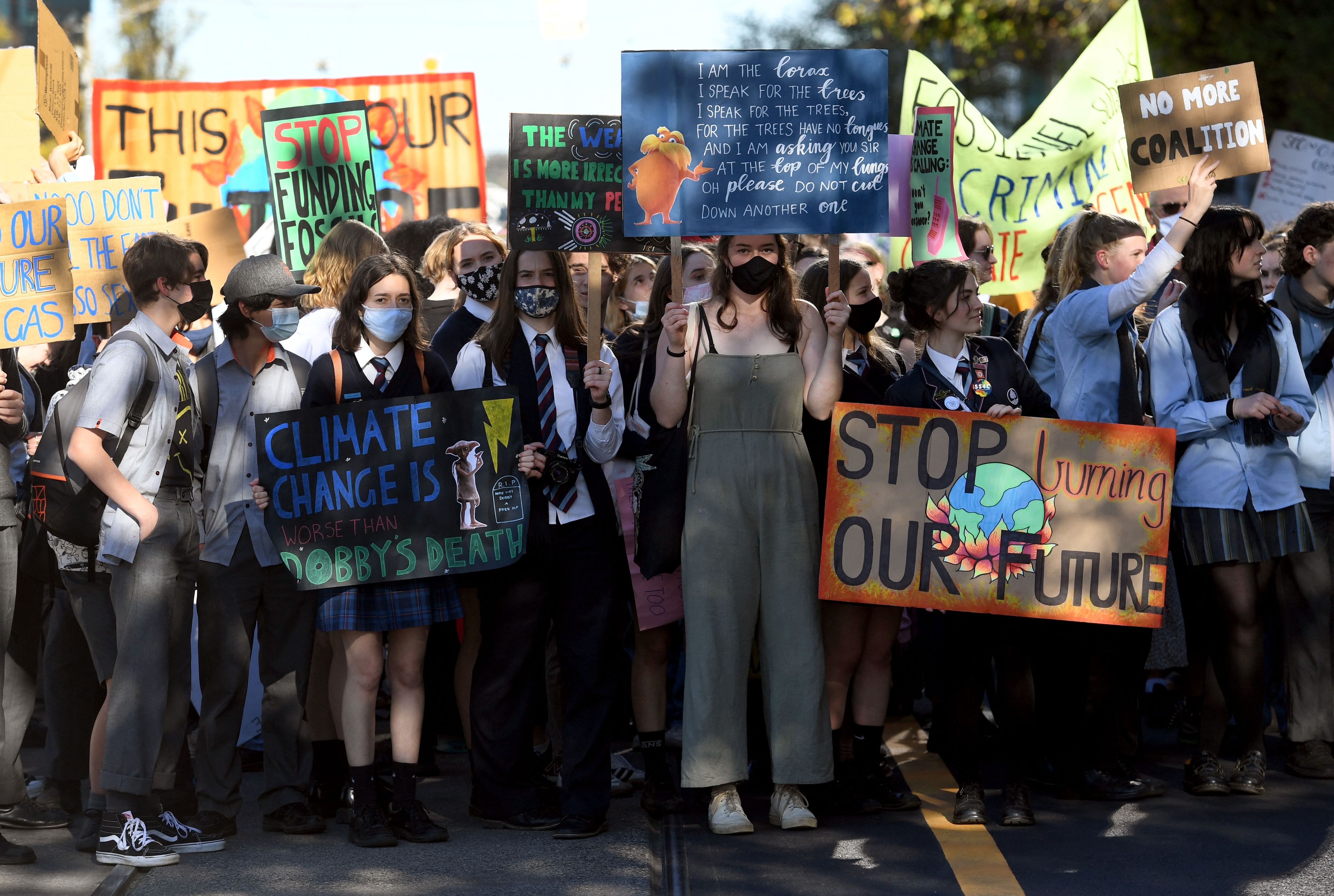 Gli studenti marciano in una dimostrazione per il clima a School Strike 4 durante uno sciopero di massa scolastico per l'azione per il clima a Melbourne il 21 maggio 2021.