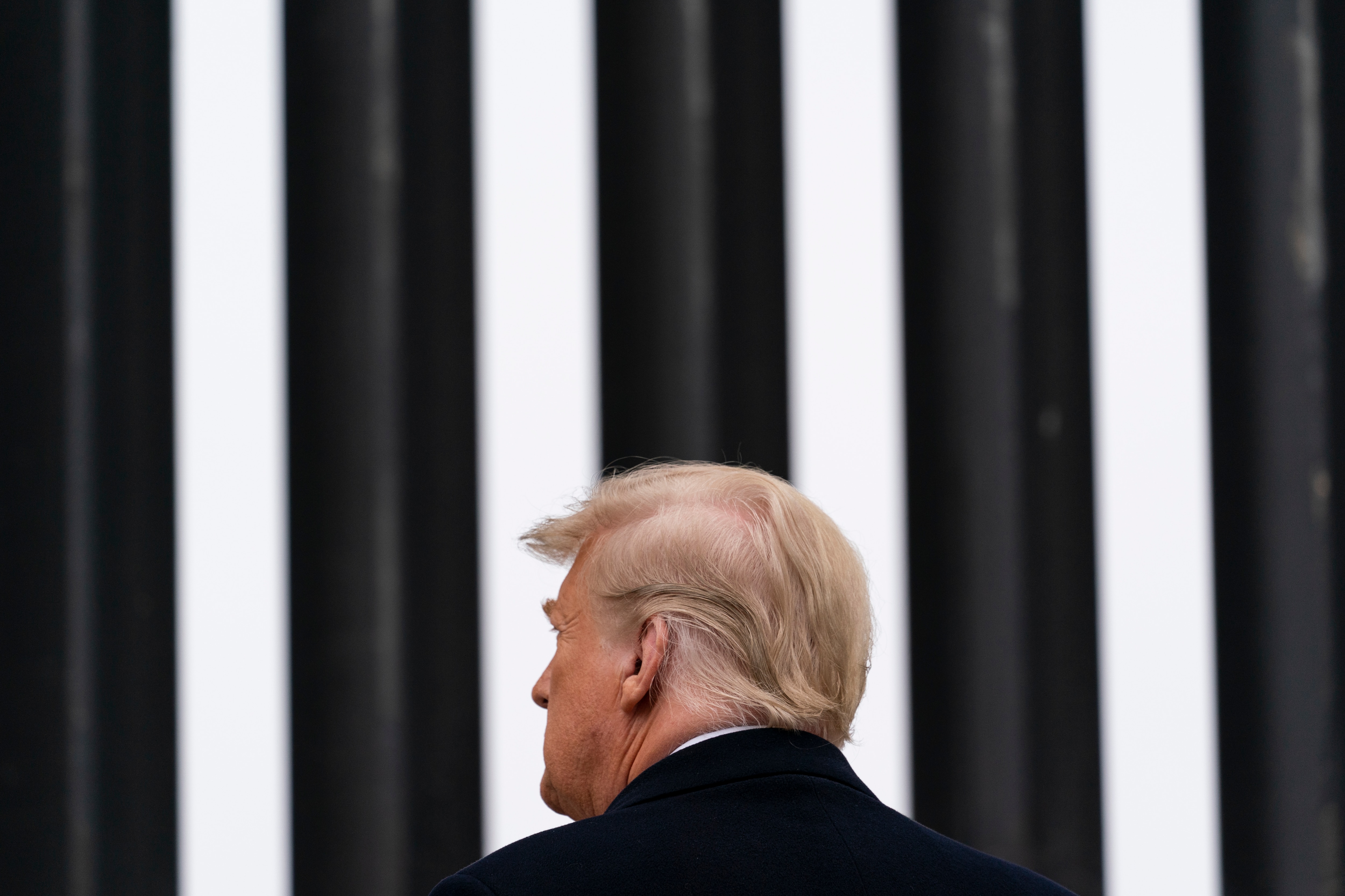 El expresidente Donald Trump recorre una sección del muro fronterizo entre Estados Unidos y México en Alamo, Texas, el 12 de enero de 2021.