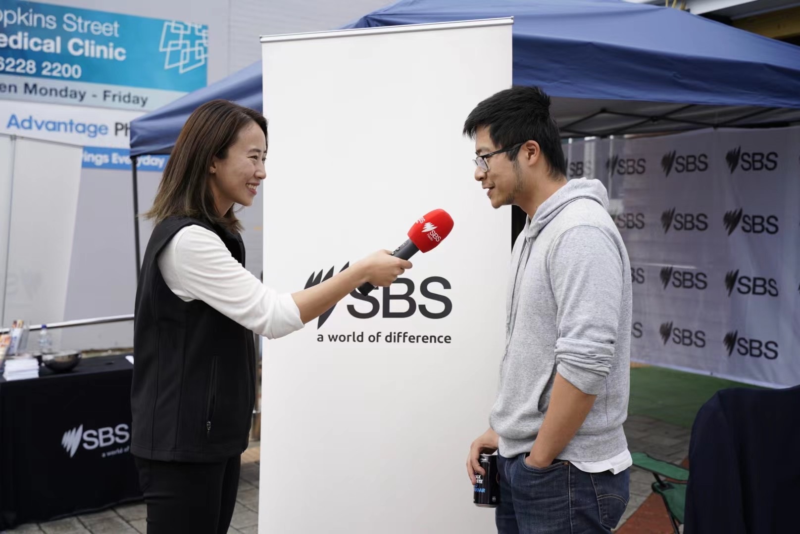 SBS Chinese' Mo Lin speaks to Chinese Australian Jake during a recent Election Exchange event in Tasmania. 