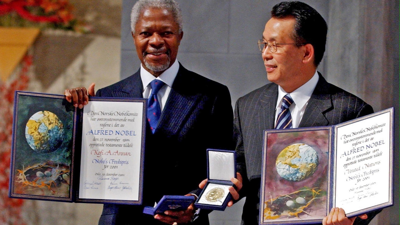 UN Secretary-General Kofi Annan (left) and President of the UN General Assembly Han Seung-soo with their Nobel prizes.