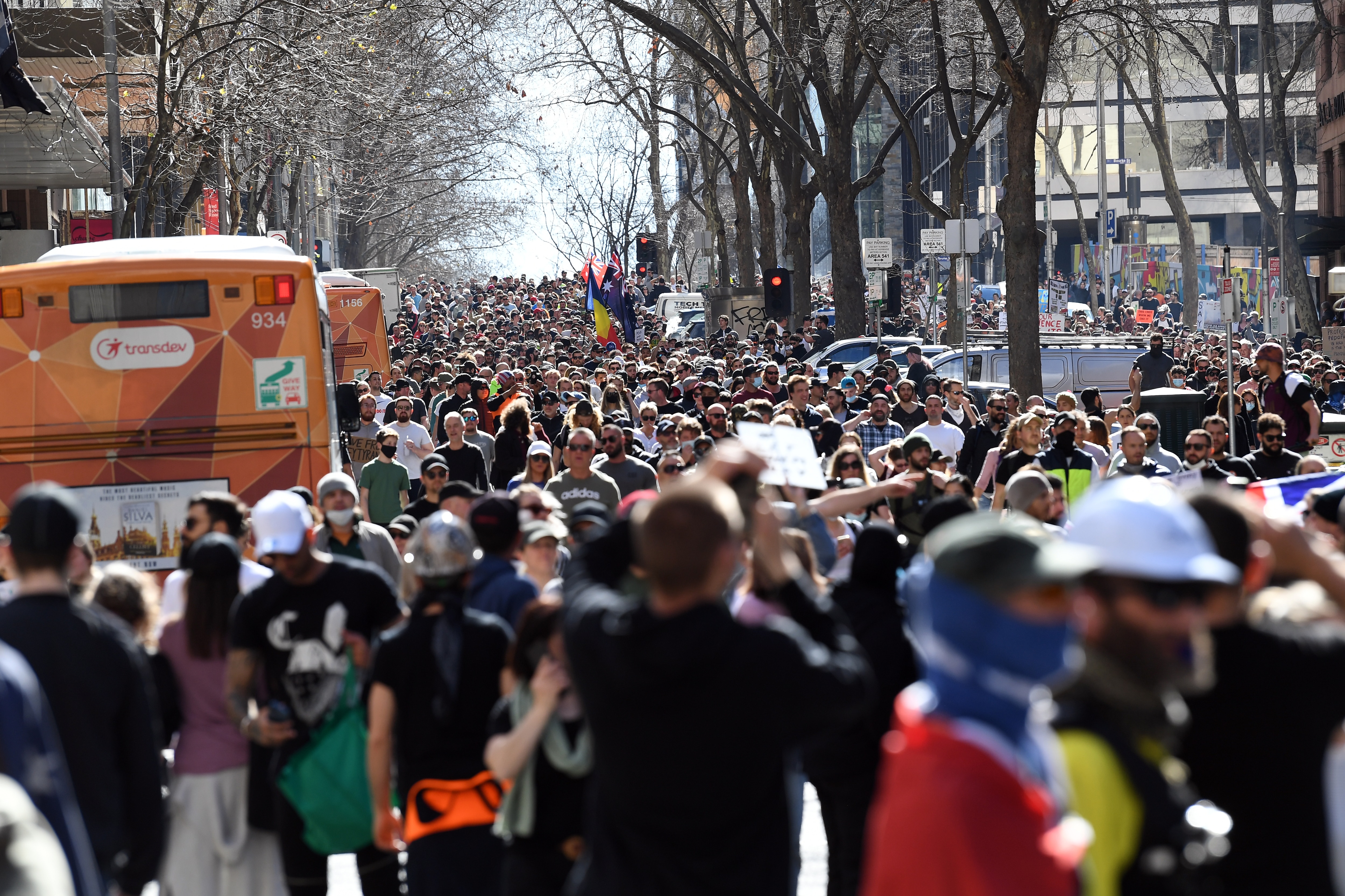 Des manifestants sont vus lors d'une manifestation anti-verrouillage dans le quartier central des affaires de Melbourne, le samedi 21 août 2021. (AAP Image/James Ross) PAS D'ARCHIVAGE