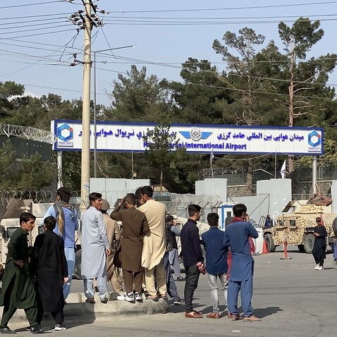 گروهی از مردم افغانستان در برابر فرودگاه حامد کرزی در کابل