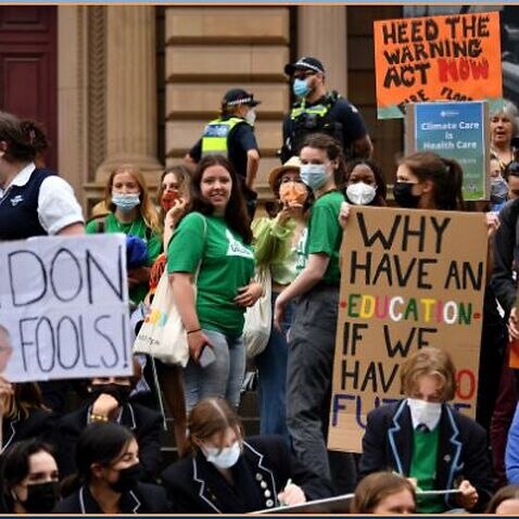 Ученици държат плакати по време на стачка-протест  в Мелбърн за опазване на околната среда и климата. 