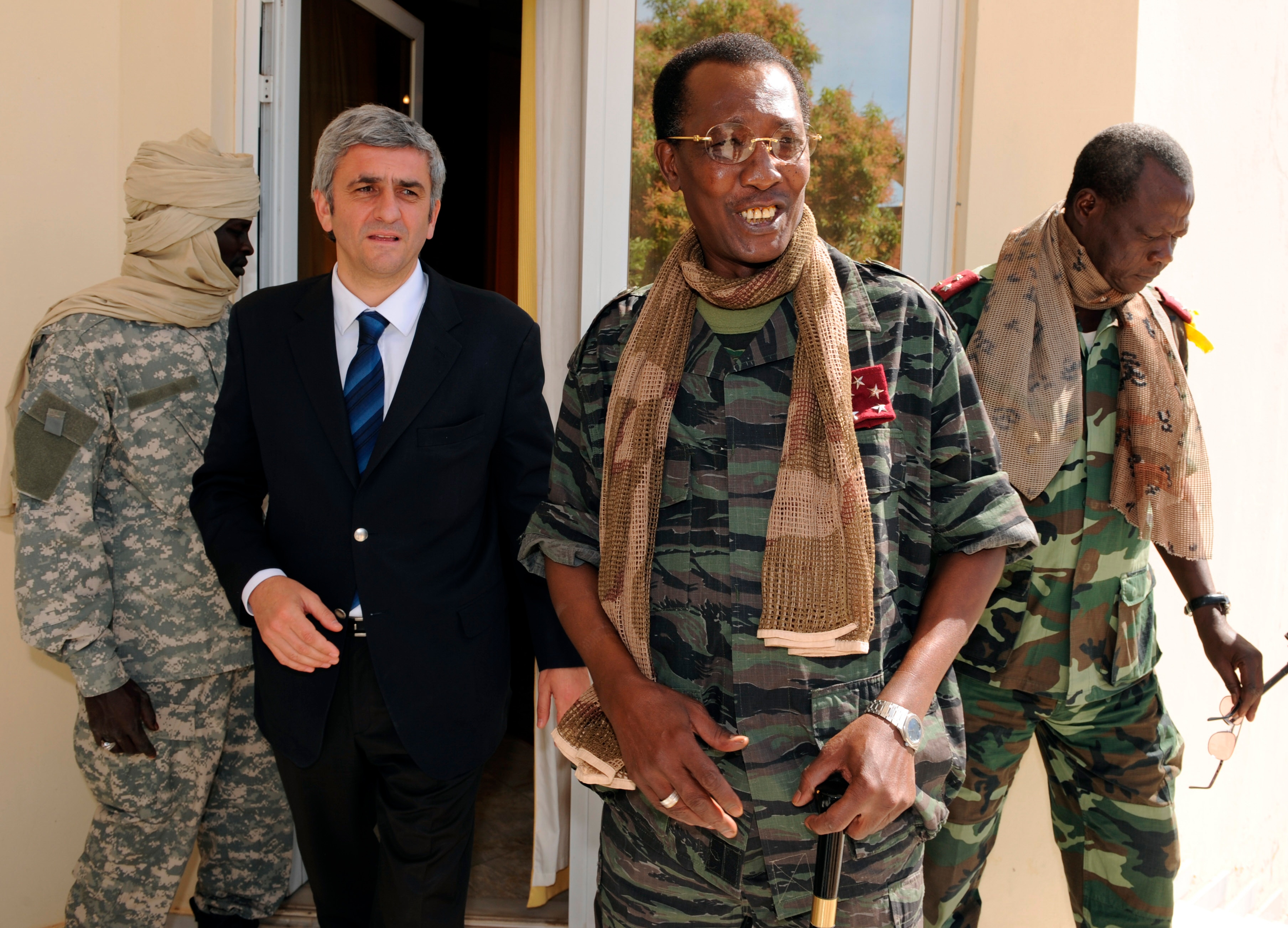 Idriss Deby Itno, centre-right, meets with French Defense Minister Herve Morin, centre-left, in 2008.