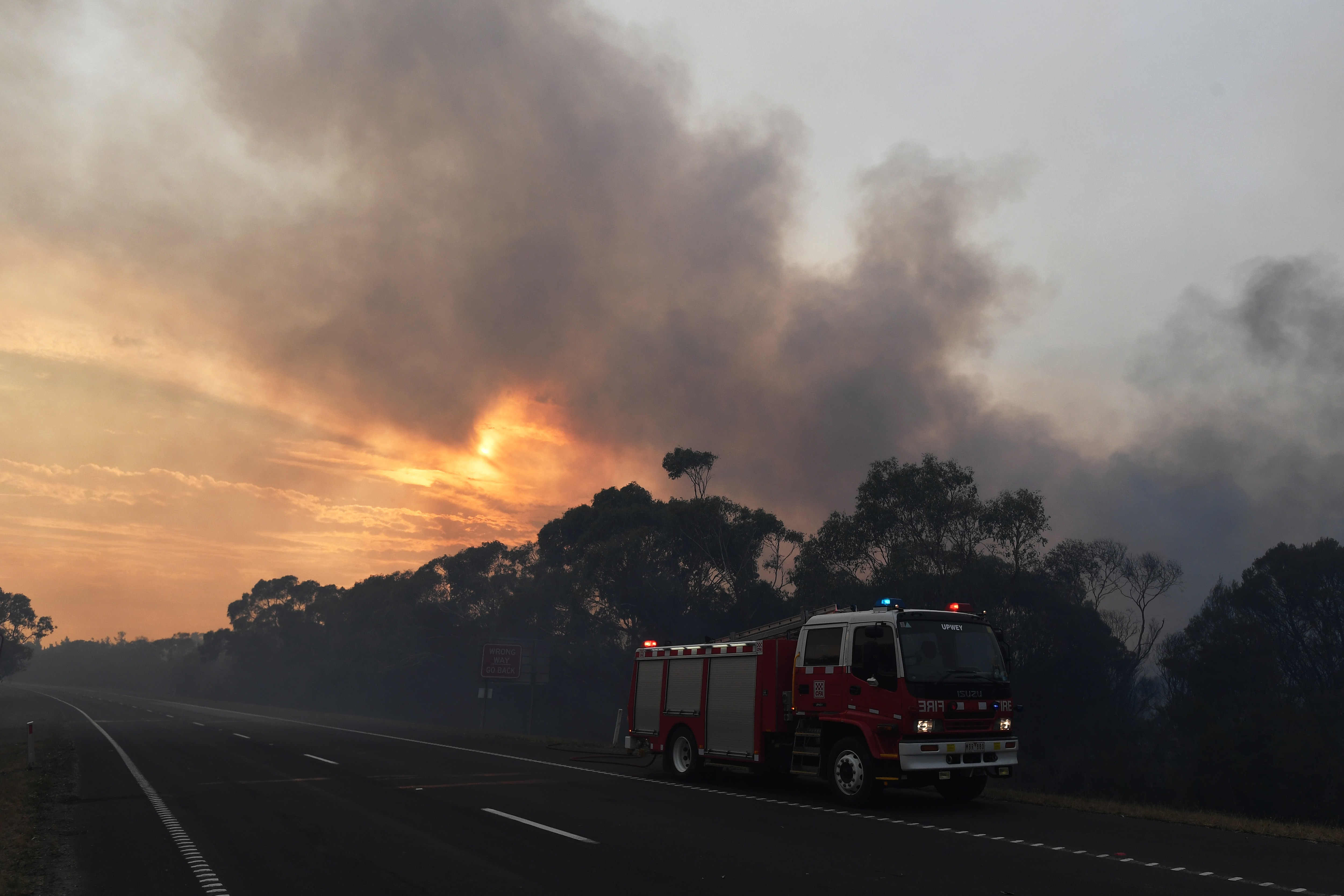 Firefighters Spend Second Weekend Battling Victorian Bushfires | SBS News