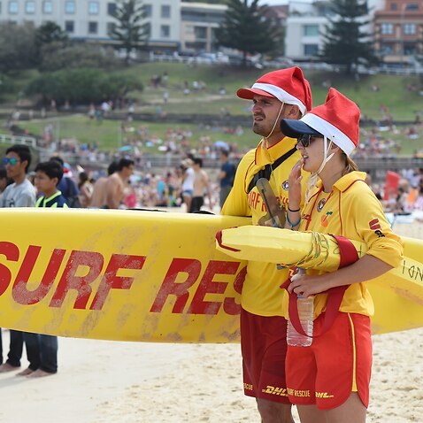 Surf Life Savers, Sidney'deki Bondi Plajı'ndaki yüzücüleri ve koşulları izliyor