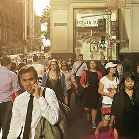 جمعیت در یک خیابان