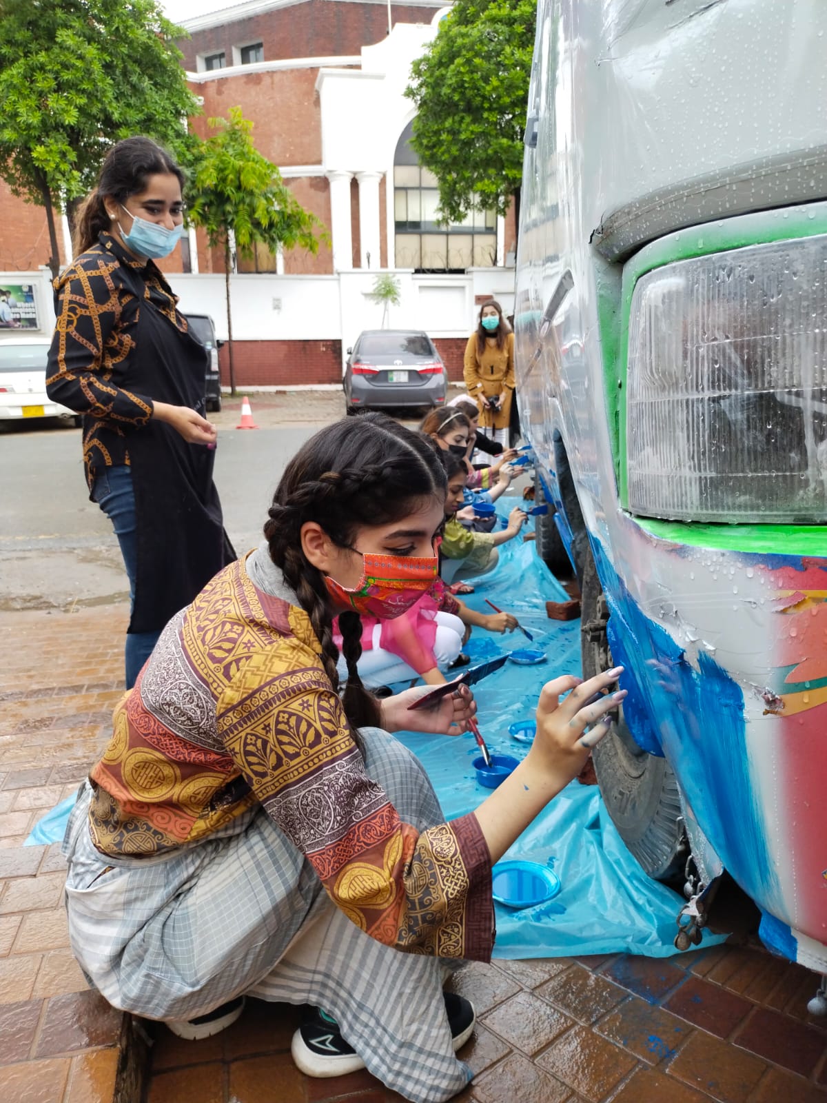 Around 100 students, including students of art and design from prominent educational institutes of Pakistan, joined the artists in a series of workshops to paint the buses.