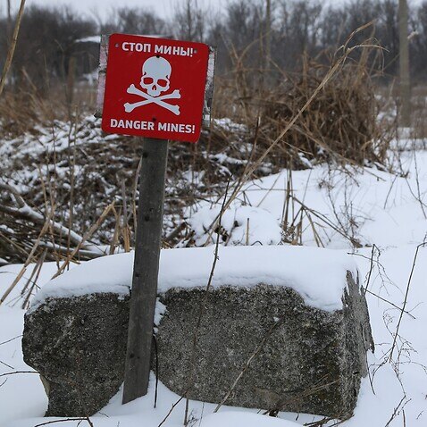 Η πινακίδα προειδοποιεί για νάρκες, καθώς τα ουκρανικά στρατεύματα στην περιοχή Donbass έχουν ήδη ξεκινήσει τις προετοιμασίες τους.
