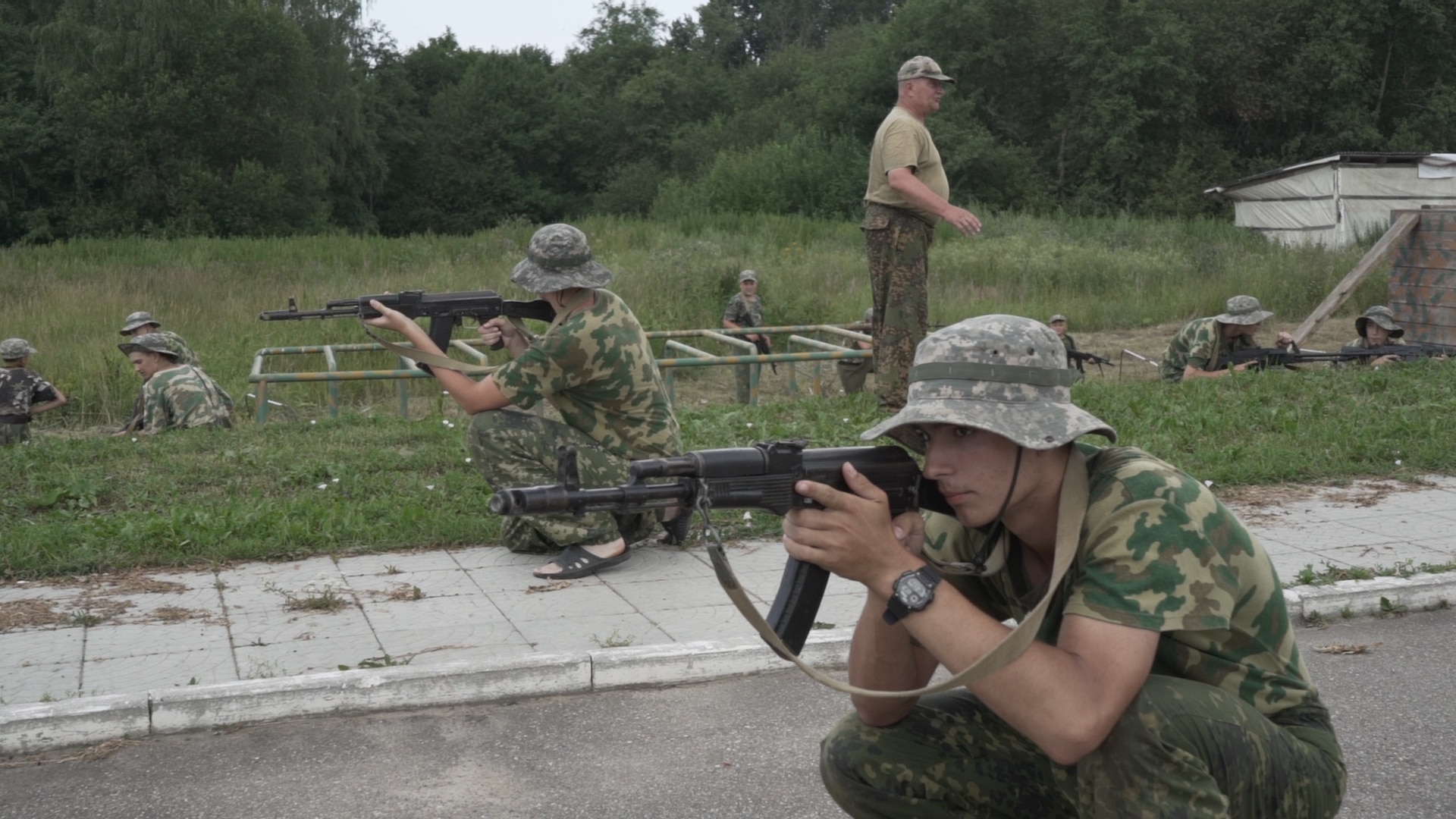 Лагеря начинаются в 7 утра, включают ночную охрану, бесконечные боевые учения и военные учения.