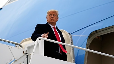 Präsident Donald Trump gestikuliert, als er am Dienstag, dem 12. Januar 2021, am internationalen Flughafen Valley in Harlingen, Texas, an Bord der Air Force One geht, nachdem er einen Abschnitt der Grenzmauer zu Mexiko in Alamo, Texas, besucht hat.  (AP Foto / Alex Brandon)