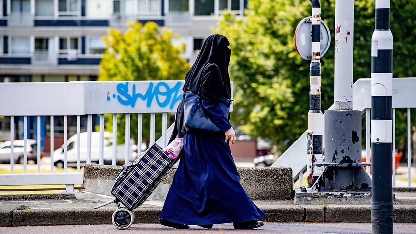Image for read more article 'Dutch burqa ban comes into force'