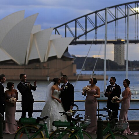 Sydney Harbour Bridge y Sydney Opera House como parte del paisaje de unas fotos de boda.