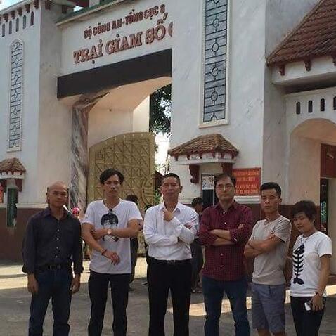 Ông Trần Huỳnh Duy Tân (ngoài cùng bên phải) và Ls. Lê Công Định cùng một số bạn hữu trong chuyến thăm ông Thức ở Nhà tù số 6 Nghệ An.