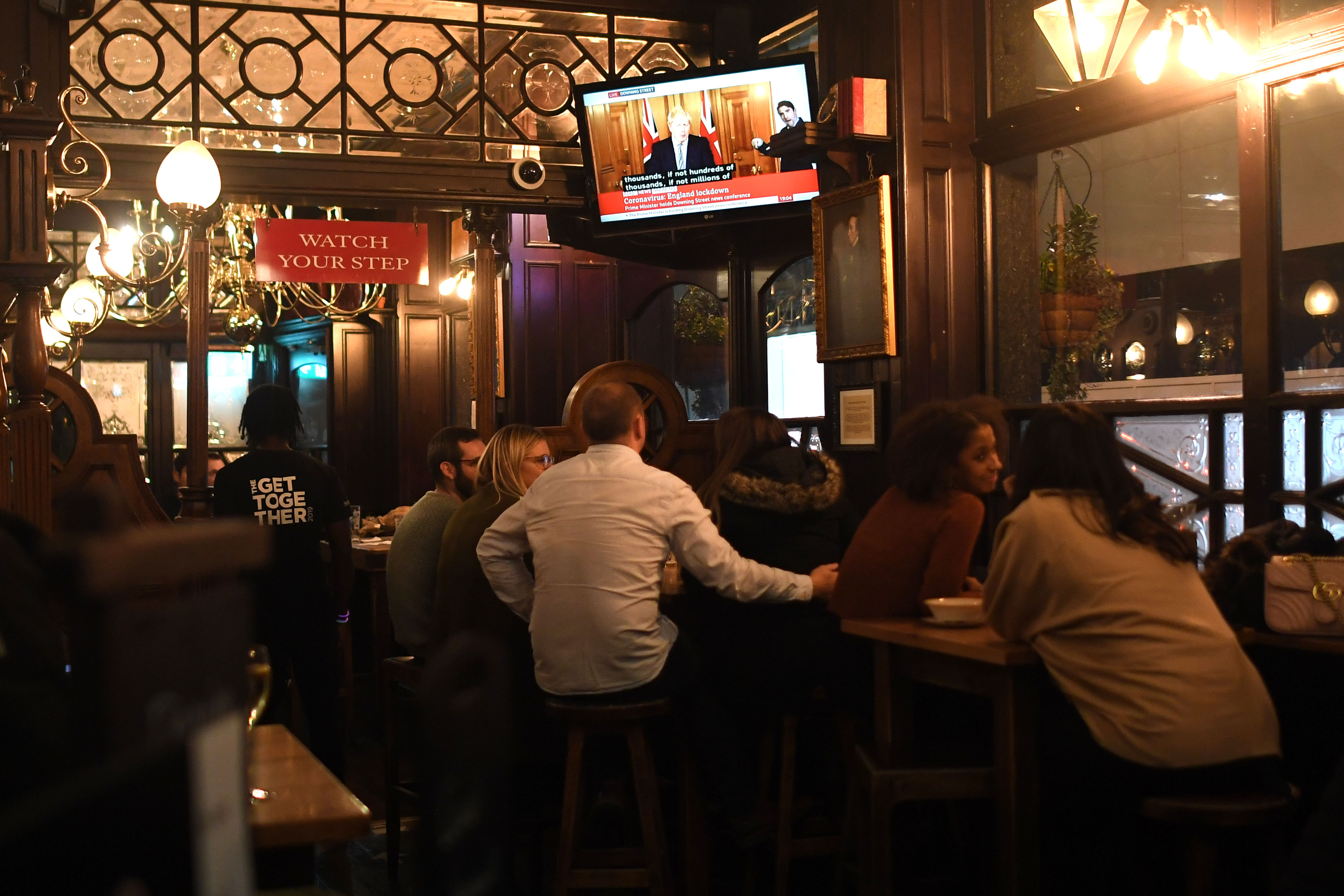 المقامرون في حانة Red Lion في وستمنستر يشاهدون رئيس الوزراء البريطاني بوريس جونسون يعلن إغلاق إنجلترا لمدة أربعة أسابيع في 31 أكتوبر.