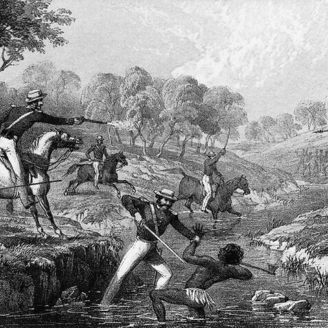 1838 年 5 月 1 日新南威爾斯的「屠宰場溪大屠殺」(Slaughterhouse Creek Massacre)，15 名重武裝的澳洲平民與騎警，攻進了當地原民 Kamilaroi 族的部落，一舉殺死了 300 名原住民，相關涉案者因證據不足無一遭法庭起訴。