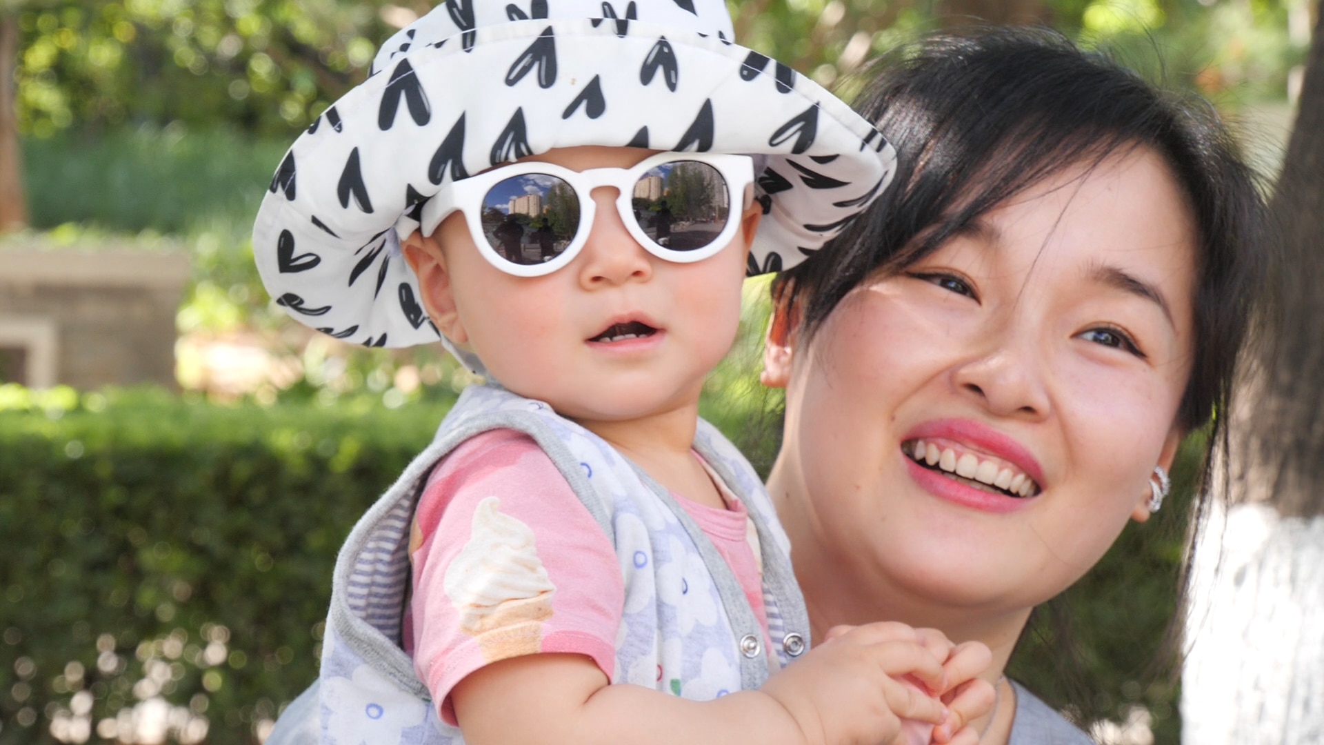 Sang insists on buying Australian baby formula for her child Yan Xiyue.