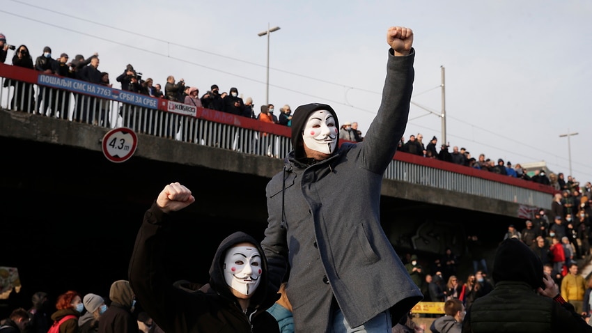 Protesters block the E-75 highway in Belgrade, Serbia, 4 December 2021.