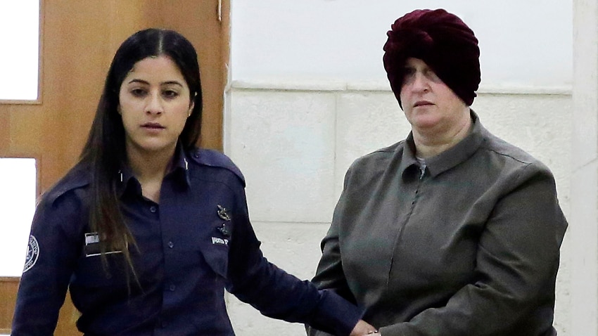 Die in Israel geborene Australierin Malka Leifer (rechts) wird im Februar 2018 in einen Gerichtssaal in Jerusalem gebracht.