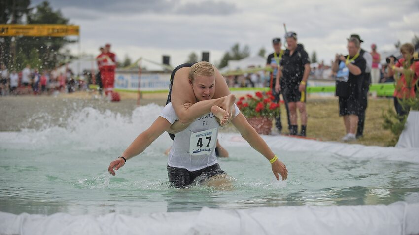 Finnish couple win wife carrying race SBS News