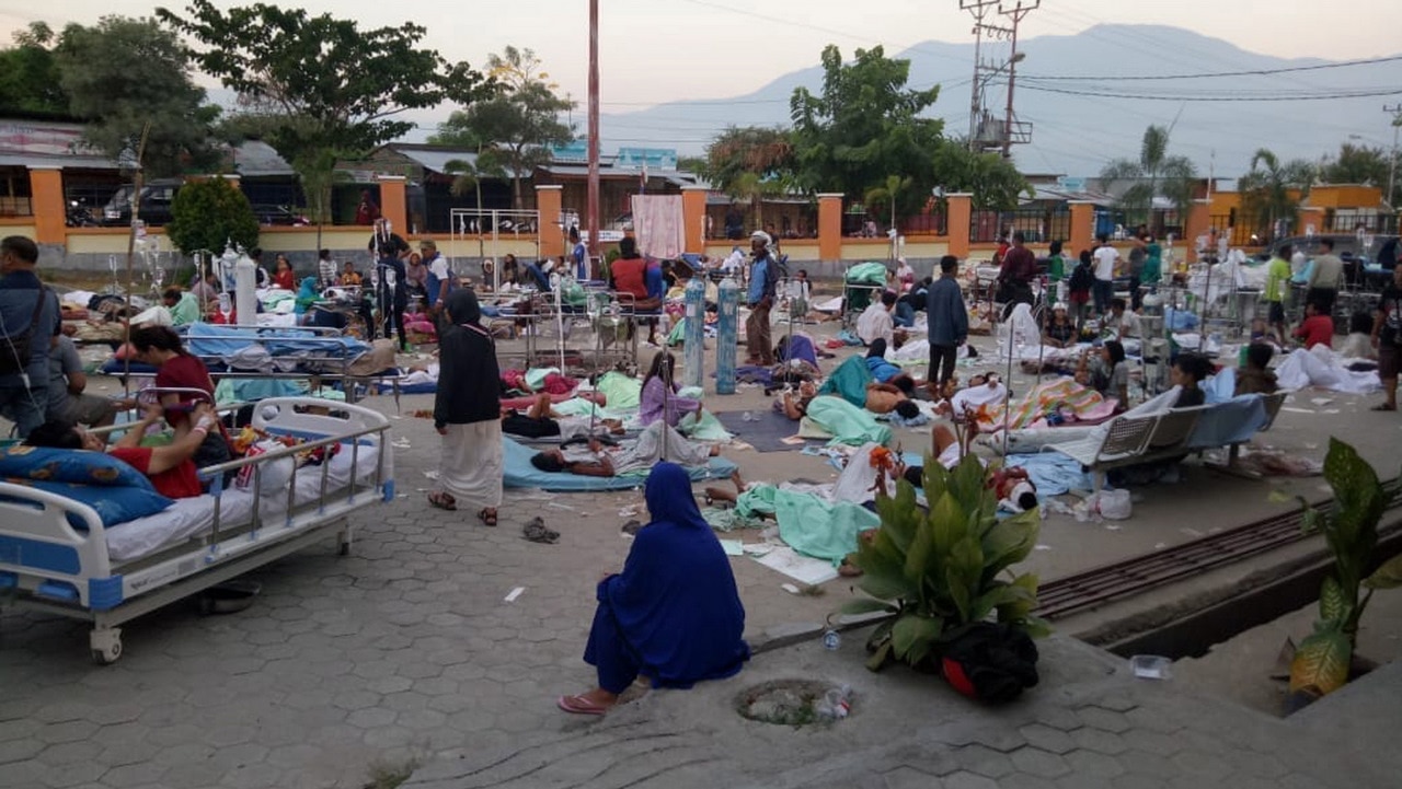 Indonesians gather in front of the Undata hospital after the 7.7 magnitude earthquake in Palu, central Sulawesi, Indonesia.