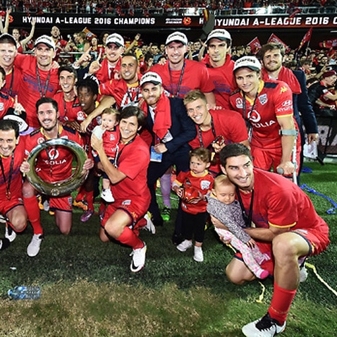 I giocatori dell'Adelaide United posano dopo la vittoria nel campionato 2015/16