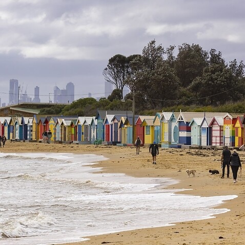 Melbourne'de plajda egzersiz yapan insanlar